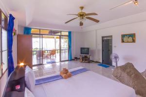 a bedroom with a bed and a ceiling fan at Seaview Paradise Mountain Holiday Villas Resort in Lamai