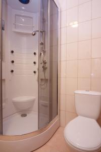 TukhlyaにあるLevのバスルーム(トイレ、ガラス張りのシャワー付)