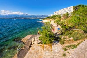 z powietrza widok na plażę nad wodą w obiekcie Apartments Carpe Diem w mieście Novigrad