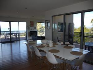 ein Esszimmer mit einem weißen Tisch und Stühlen in der Unterkunft Spectacular Holiday Living in Bridport