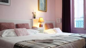 Postel nebo postele na pokoji v ubytování Hotel des Dames