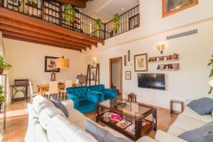 ベナルマデナにあるLuxury villa at Benalmádena Coastのリビングルーム(白い家具、青いソファ付)