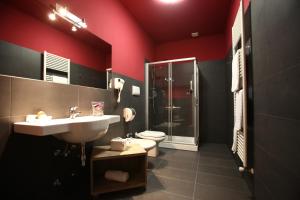 een badkamer met een wastafel, een toilet en een douche bij Valtidone Hotel in Borgonovo Val Tidone