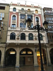 un edificio con una luz de la calle delante de él en Pensión La Redonda, en Logroño