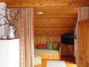 a room with a couch in a log cabin at Ferienwohnungen Schartner in Mauterndorf