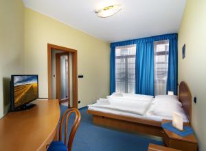 Llit o llits en una habitació de Hotel Ruze
