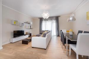 ein Wohnzimmer mit einem Sofa und einem Esszimmer in der Unterkunft Apartment Costanza in Rome in Rom