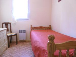 サン・ジルダ・ド・リュイスにあるMaisonnette Mariaの小さなベッドルーム(ベッド1台、窓付)