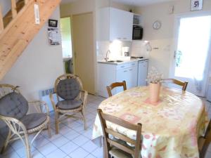 a kitchen and dining room with a table and chairs at Maisonnette Maria in Saint-Gildas-de-Rhuys