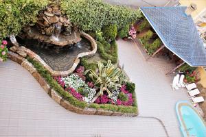 una vista aérea de un jardín con flores y una piscina en Golubaya Laguna Guest House, en Adler
