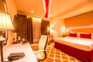 Tempat tidur dalam kamar di Carnelian by Glory Bower Hotels