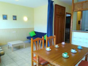 a kitchen and dining room with a wooden table and chairs at Alpen1 Peñismar II in Peniscola