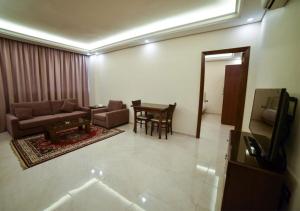 Uma área de estar em Al Jawhara Suites
