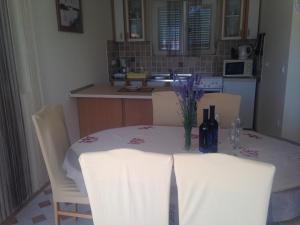 Kuchyň nebo kuchyňský kout v ubytování APARTMANI LIDIJA VINIŠČE