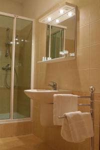 A bathroom at Hotel Grand