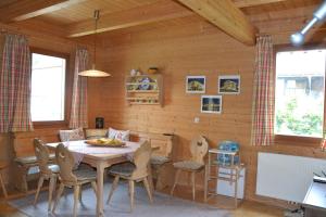 ein Esszimmer mit einem Tisch und Stühlen in einer Hütte in der Unterkunft Haus H.O.F. in Ramsau am Dachstein