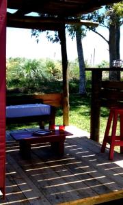 una mesa de picnic y un banco en un patio en Tacamita, en La Pedrera