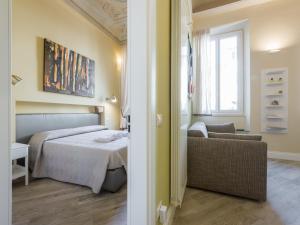 フィレンツェにあるCosy Fiesolanaのベッドルーム1室(ベッド1台、椅子、窓付)