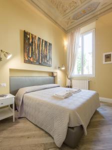 フィレンツェにあるCosy Fiesolanaのベッドルーム1室(ベッド1台、大きな窓付)