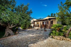 dom z kamiennym podjazdem przed domem w obiekcie Villa Eden con piscina a Scopello w mieście Castellammare del Golfo
