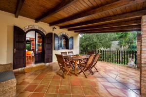 jadalnia ze stołem i krzesłami na patio w obiekcie Villa Eden con piscina a Scopello w mieście Castellammare del Golfo