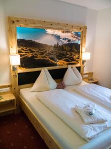 A bed or beds in a room at Familienhotel Gasthof Hinteregger