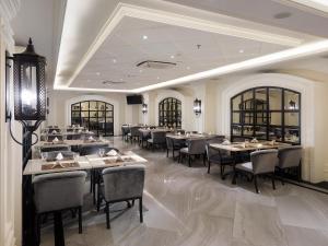 Restoran atau tempat makan lain di Hotel Polonia Medan managed by Topotels