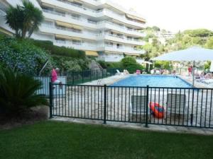 une clôture autour d'une piscine avec un ballon dans l'établissement Two Bed apartment in a gated residence with gardens in Cannes with sea views 865, à Cannes