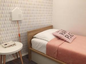 Dormitorio pequeño con cama y mesa en MONI Luxury Apartments en Kopaonik