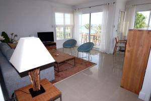 カンヌにあるStunning 2 Bed, 2 Bath Apt on the Cannes sea front has swimming pool and is a secure modern building 464のリビングルーム(ソファ、ランプ付きテーブル付)