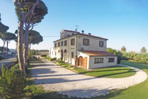 an old house on the side of a road at Locanda Menabuoi in Donoratico