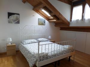 - une chambre avec un lit blanc dans une pièce dotée de plafonds en bois dans l'établissement Rudy House Venice, à Venise