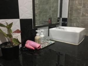 bagno con lavandino, specchio e lavandino di Green Life Cottage a Siem Reap Altre 58 foto