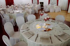 As comodidades para banquetes deste hotel