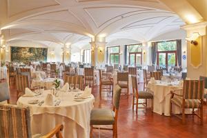 un salón de banquetes con mesas y sillas en una habitación en Penina Hotel & Golf Resort, en Portimão