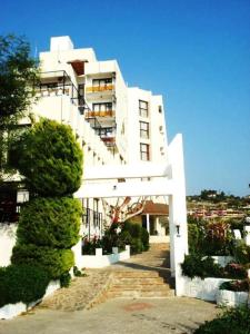 un edificio bianco con una scala di fronte di West Ada Hotel&SPA a Kusadası
