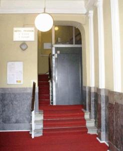 The lobby or reception area at Hotel Messe am Funkturm