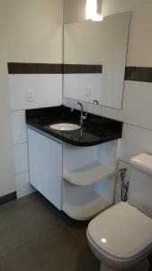 een badkamer met een wastafel en een toilet bij Studios Formanabá in Florianópolis