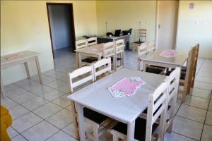 a dining room with tables and chairs and sidx sidx sidx sidx at Pousada Aparados in Cambara do Sul