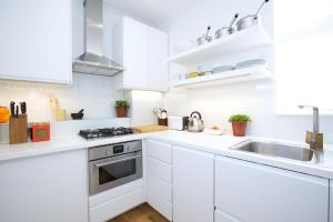 English Retro 2BR apt, moments from Battersea Park