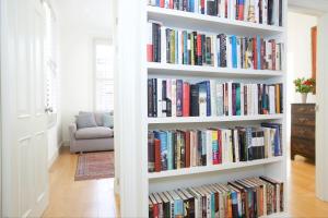 English Retro 2BR apt, moments from Battersea Park