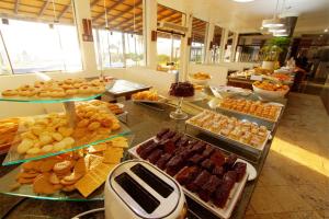 een buffet met veel verschillende soorten eten bij Hotel Atlântico in Bombinhas