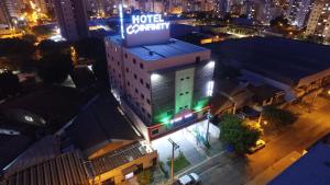 un edificio con un cartel de confirmación de motel por la noche en Infinity Hotel en Goiânia