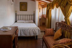 Ένα ή περισσότερα κρεβάτια σε δωμάτιο στο Hotel Museo Casona Ugarte Leon
