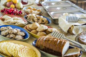 une table remplie de différents types de pain et de viennoiseries dans l'établissement Agriturismo Borgo San Martino, à Abbateggio