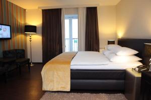 サマラにあるGraf Orlov Hotelの大きなベッドと窓が備わるホテルルームです。
