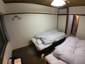 Habitación pequeña con 2 camas. en Kenroku Haitsu 302, en Kanazawa