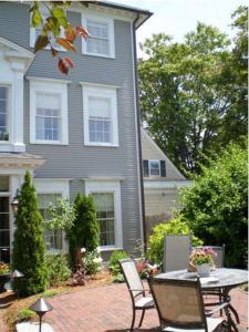 een tafel en stoelen voor een huis bij Compass Rose Inn in Newburyport