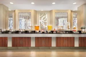 a bar in a room with some drinks on it at Radisson Akron-Fairlawn Copley in Fairlawn