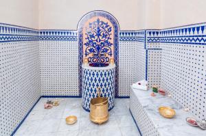 Een badkamer bij Riad Bab Agnaou & Spa